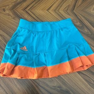 Adorable adidas tennis skirt, never used, XS